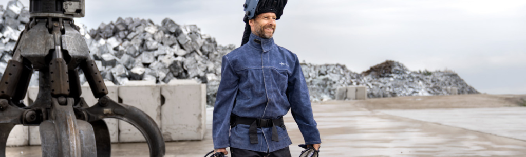 Mies hitsaussuojavarusteissa